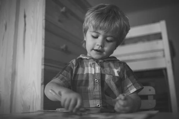 Маленький мальчик ест утренний завтрак из яблок, бананов, молока — стоковое фото