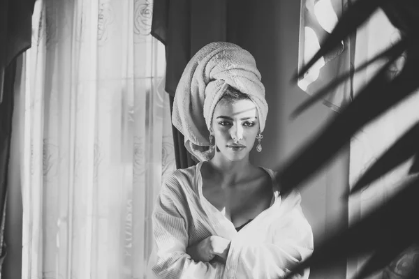 Menina com toalha na cabeça relaxante, depois de spa — Fotografia de Stock
