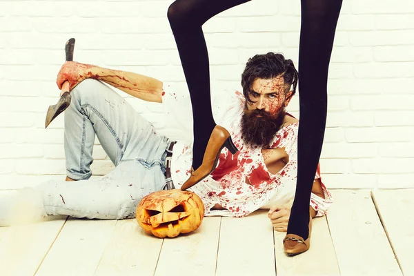 Halloween zombie barbudo hombre con calabaza, hacha y piernas femeninas — Foto de Stock