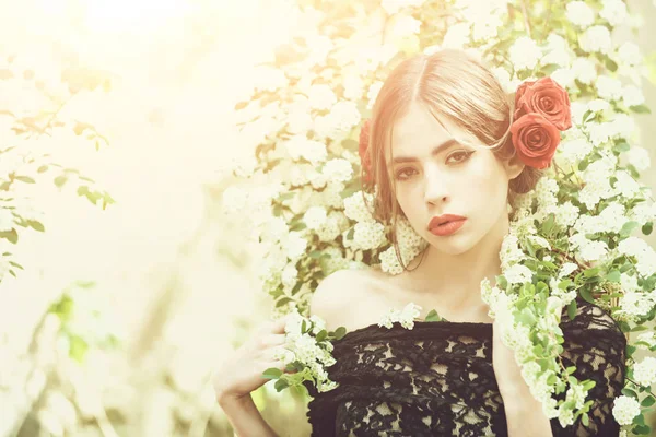 Lány a divatos spanyol smink, Rózsa virág a hajban — Stock Fotó