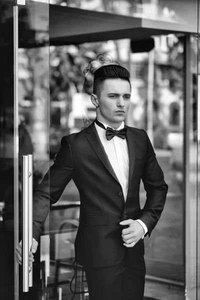 Young man in suit — Stock Photo, Image