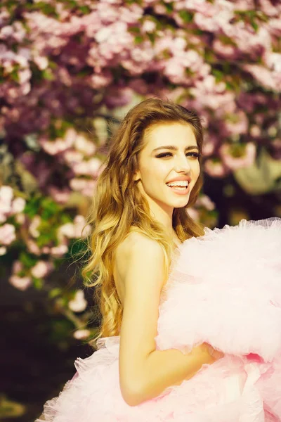 ピンクの花で幸せな女の子 — ストック写真