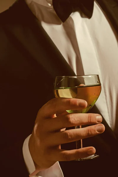 Boda. Novia novio en marido con vidrio. moda masculina formal. exitosa reunión de negocios. Trato hecho. El hombre bebe vino. Chears. Por nosotros. vino blanco en copa. sabor verdadero — Foto de Stock