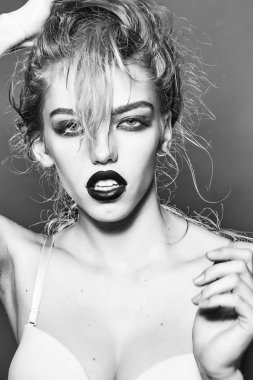 Kırmızı dudaklar ile güzel kadın