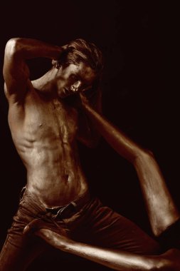 Tutku çift gümüş metal boyalı siyah bir arka plan üzerinde.