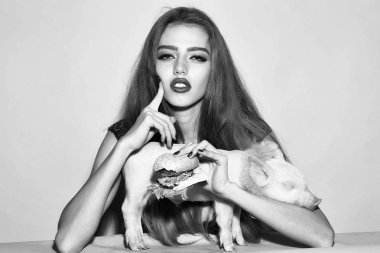 Burger ve pigglet kadın ile