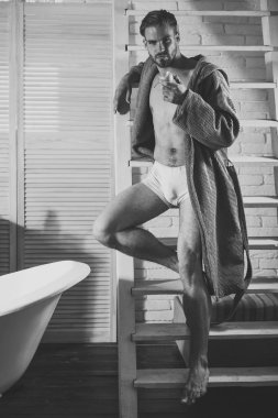 Fit vücut adamla yemek elma iç çamaşırı, bornoz, gıda