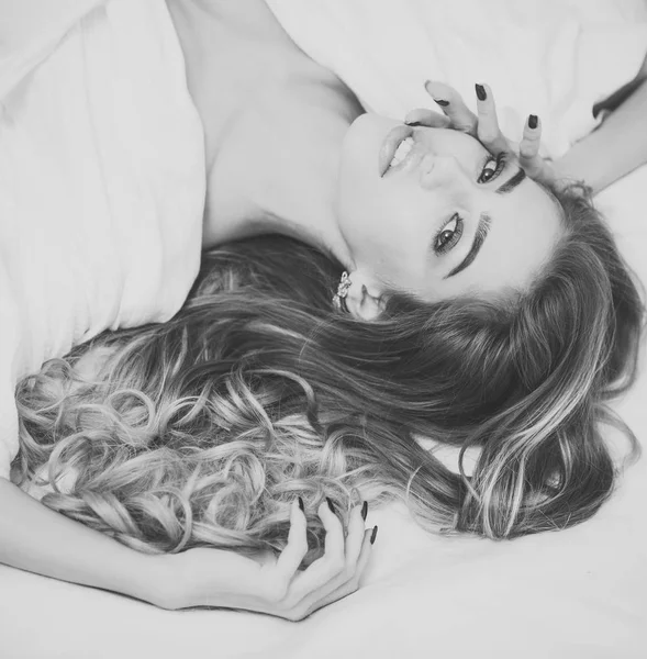 Senhora com maquiagem relaxante na cama, vista superior . — Fotografia de Stock
