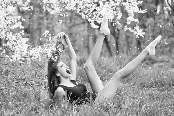 Menina bonita em flor — Fotografia de Stock