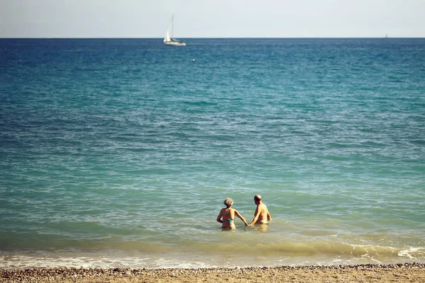 Casal de idosos que toma banho no mar — Fotografia de Stock