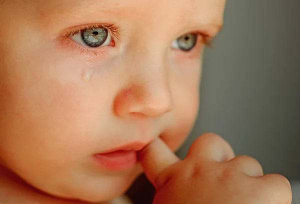 Sinto-me chorosa. Bebê com lágrimas rolando pela bochecha abaixo. Criança com cara triste. Bebé chorando. Ele é um bebé chorão. — Fotografia de Stock