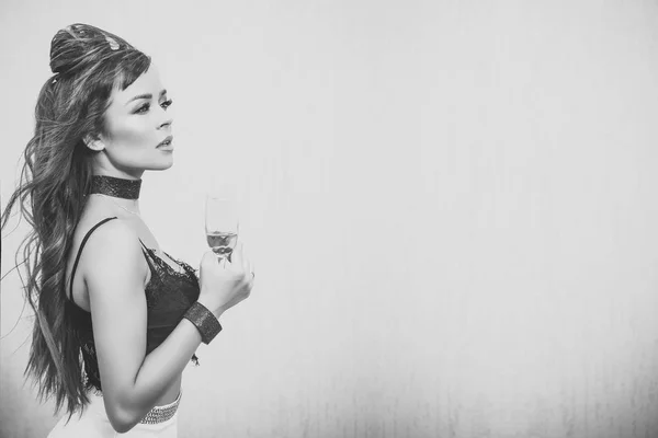 Κοπέλα που κρατά ποτήρι κρασί στον τοίχο μπεζ — Φωτογραφία Αρχείου