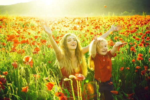 Mädchen und kleiner Junge oder Kind im Mohnfeld — Stockfoto