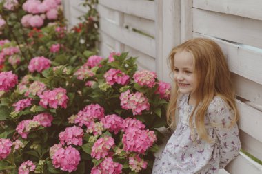 Yeni yaşam konsepti. Bahar tatili. Çocuk günü. Küçük bebeğim. Küçük kıza çiçek açan çiçek. Yaz. Gün anneler veya kadın. Bahar çiçekleri. Çocukluk. mutlu kız. Çok güzelsin