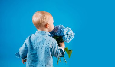 Bahar çiçekleri. Çocukluk. Çocuk günü. Küçük bebeğim. Yeni yaşam konsepti. Bahar tatili. Yaz. Gün anneler veya kadın. Çiçek açan çiçek, küçük çocuk. Bahar stili