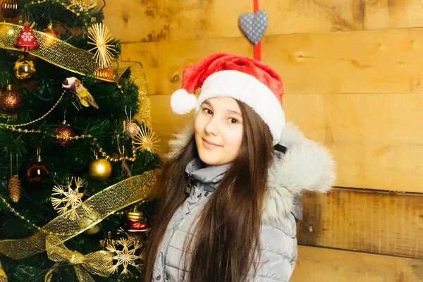 Noël fille souriante à l'arbre — Photo