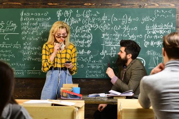 Mutlu Üniversitesi öğrencileri ile Kütüphane kitaplarında. Öğrenci grubunun önemli bir parçası olduğunu biliyor mu. Öğrenciler asla ertelemek planlı çalışma oturumu.