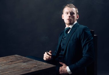 İşadamı muhasebeci ofisinde çalışıyorum. Takım elbiseli adam. Mafya. Para kazanmak. Ekonomi ve finans. Adam muhasebeci. Para hareket. Küçük iş kavramı. Büyük kararlar