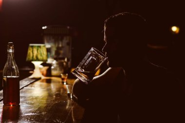 Soğuk içeceğinizi. Adam alkol barda. Yakışıklı adam içki bira bar sayacı. Bira bardağı ile alkol bağımlısı. Bira Restoran. Alkol bağımlılığı ve kötü alışkanlık. Alkollü içecek UOL