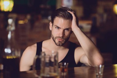 Bağımlılığı veya bağımlılığı. Alkollü adam adlı bar counter içme. Alkol. Adam içki güçlü alkollü içecek ve bira barda. Kısa alkol içki ile alkol bağımlısı. Alkol bağımlılığı