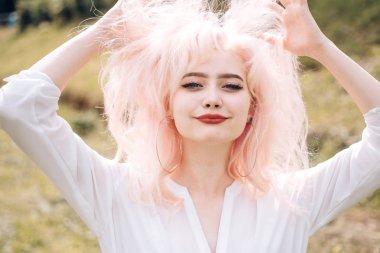 moda makyaj kız. Kadın moda portre. saç boyama. Makyaj kozmetik ve cilt bakımı. Saç dökülmesi ve bakım. Güzellik salonu ve Kuaför. mutlu güzel kız. Genç ve güzel