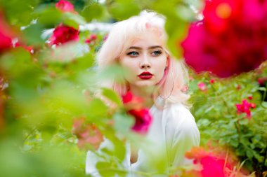 yaz makyaj kız. Makyaj kozmetik ve cilt bakımı. Çiçekli bahar kadın. Yaz güzellik. Kadın moda portre. saç boyama. Yaz mutluluk