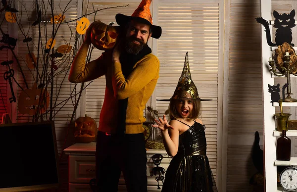 Petite fille en chapeau wiz avec des mains effrayantes. La petite fille et le père font de la magie. Joyeux Noël en famille. Joyeux Halloween, continuez la fête. Rejoignez-nous si vous osez pour une peur Halloween — Photo