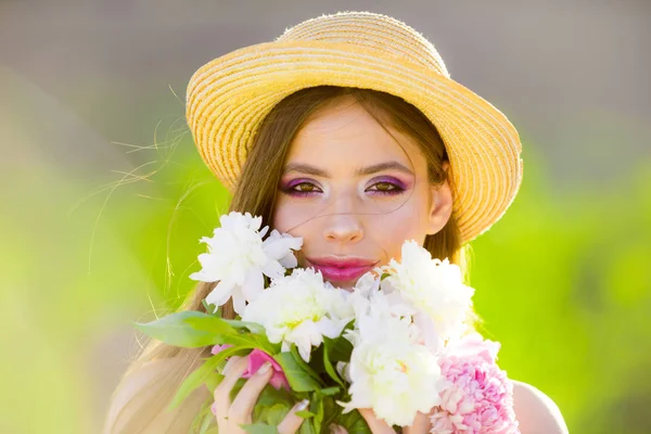 Para siempre joven. Chica de verano con el pelo largo. Mujer con maquillaje de moda. cara y cuidado de la piel. Viajar en verano. Mujer de primavera. Primavera y vacaciones. Belleza natural y terapia de spa —  Fotos de Stock