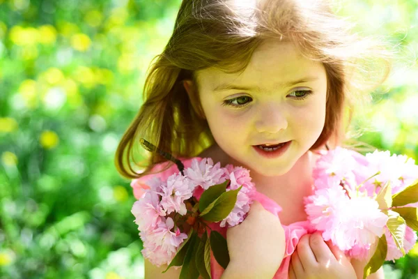Warm day. Small child. Natural beauty. Childrens day. Springtime. weather forecast. Little girl in sunny spring. Summer girl fashion. Happy childhood. face and skincare. allergy to flowers — Stock Photo, Image