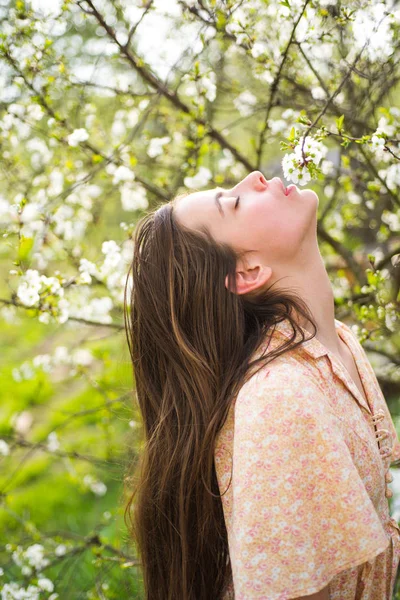 Gelukkige lente dag. Blossom. Zomer meisje met lang haar. Lente vrouw. Lente en vakantie. Natuurlijke schoonheid en spa therapie. Vrouw met mode-make-up. gezicht en huidverzorging. Reizen in de zomer — Stockfoto