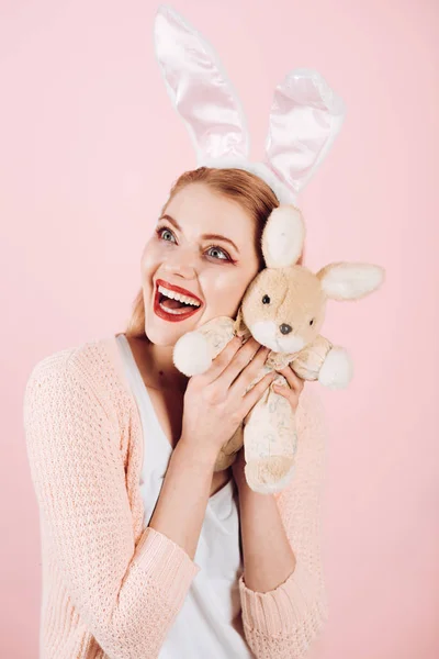 Bahar tatili. Tavşan oyuncak kız. Mutlu Paskalyalar. Tavşan tavşan kulakları kadında. Yumurtası avı. Paskalya yumurtaları geleneksel gıda olarak. tavşan kulakları oyuncak ile mutlu bir kadın. Kulaklarım çok tatlısın — Stok fotoğraf