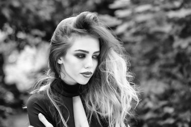Genç kadın uzun saçlı ve seksi kırmızı elbise açık güneşli gün closeup güzel yüzüne