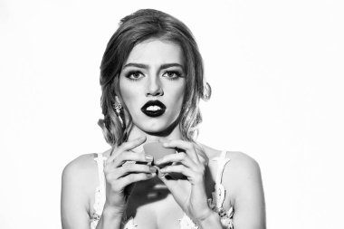 Makyaj süngeri olan kadın.