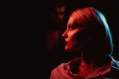 Kız arkadaşı. Kız makyaj yüz kasalı. Glamour stili koyu arka plan üzerinde bulanık adamla kız. Kız Güzellik ve görünüm. Senin o güzel yüzünü silip süpürdü rengiyle geliştirmek