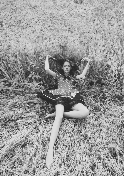 Υπαίθρια φωτογραφία του όμορφη νεαρή γυναίκα με την παπαρούνα — Φωτογραφία Αρχείου