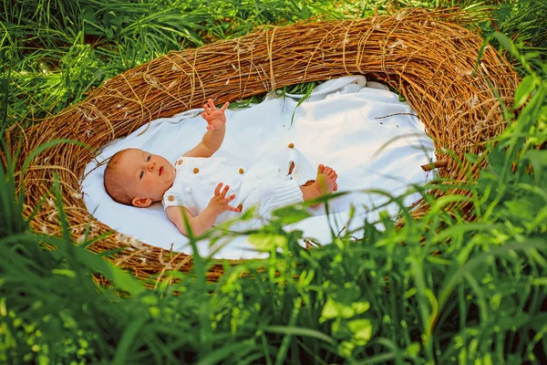 Suggerimenti per i genitori. Cura dei bambini appena nati. I migliori consigli e trucchi per bambini che tutti i genitori devono sapere. Portare cura amorevole ai bambini appena nati — Foto Stock