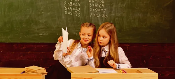 Lagarbete. lagarbete två skolflickor. lagarbete och samverkan. lagarbete av glada små flickor i skolan. framgångsrikt team på jobbet. — Stockfoto