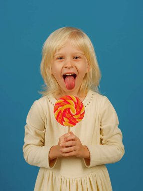 Hipnotik girdap içinde kaybolmak. Mutlu şeker kız. Küçük kız lolipop çubuğa tutun. Tatlı lolipop ile küçük bir çocuk. Mutlu çocukluk gıda
