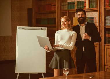 Sosyal ağ kullanıcılarının Kütüphane içinde laptop ile. Adam ve kadın çift sosyal ağ üzerinde arama yapabilirsiniz. Küresel sosyal ağ. İş sosyal ağ uzmanları için