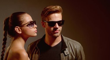 Onların yeni stil sevgi dolu. İlişkileri seviyorum. Moda trendy güneş gözlüğü modellerinde. İki aşık. Çift erkek ve kadın moda gözlük takıyor. Dostluk günü. Dostluk ilişkileri. Gözlük takıyor