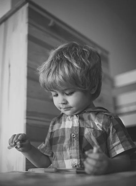 Pittore bambino giocare con libro da colorare . — Foto Stock