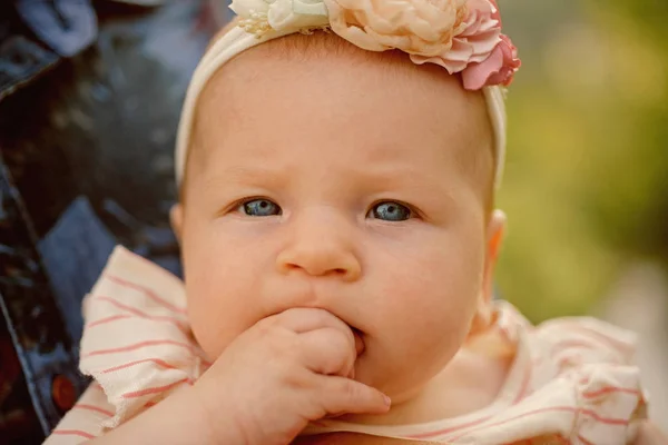 幼児。愛らしい少女。健康と新生児の開発。子供と母性の健康管理。幼年時代および幼年期。美しいプリンセスであることのすべての小さな女の子の夢 — ストック写真