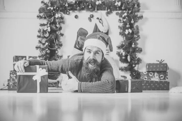 ボクシングデーとパーティのお祝い クリスマス装飾暖炉の新年の人 サンタ クロース ギフト パックの男 クリスマス プレゼント ボックスで幸せそうな顔のひげの男 冬休みとクリスマス — ストック写真