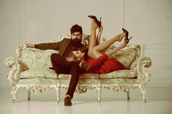 Чувственная пара на диване. Чувственная женщина и бородатый мужчина расслабляются. чувственная девушка со своим мужчиной. чувственный и красивый . — стоковое фото