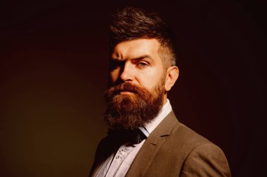 Im sadece moda işinde. Erkek moda. Kuaför dükkanı sakallı adam. İş aşınmaya uzun sakallı adam. Her zamanki gibi iş. Bir berber olmak insanların bakımı hakkında bir şey