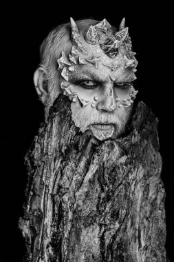 Canavar keskin dikenler ve siğiller ile