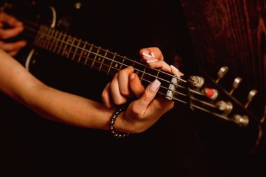 Müzik dalgalar üzerinde. Aşık duets çalabilecek. Müzisyenler birkaç müzik keyfini çıkarın. Erkek ve kadın el elektro gitar oynayın. Gitar oyuncu çift. Canlı enstrümantal müzik