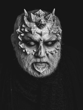 Diş siyah arka plan üzerine barikat iblis.