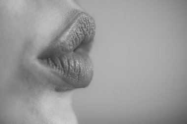 Öpücük kadın veya kız, seksi dudaklar. Güzellik ve moda, Sevgililer günü. Ruj öpücük şehvetli kız, aşk. Makyaj ve kozmetik, seksi Bayan kırmızı dudaklar. Dudakları kırmızı ruj, Cilt Bakımı ile. kopya alanı