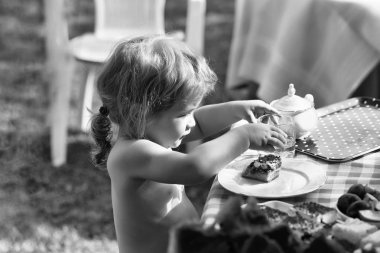 Erkek bebek tatlı yiyor